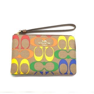 กระเป๋าสตางค์คล้องมือ COACH C9945 CORNER ZIP WRISTLET IN RAINBOW SIGNATURE CANVAS (IME7V)